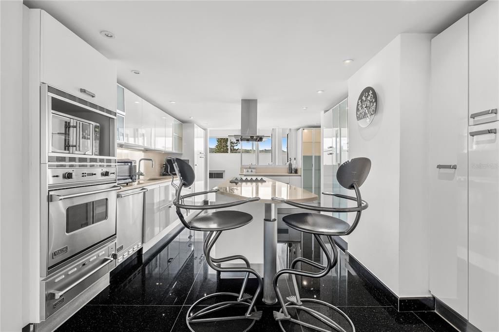 En Venta: $1,425,000 (5 camas, 4 baños, 4300 Pies cuadrados)