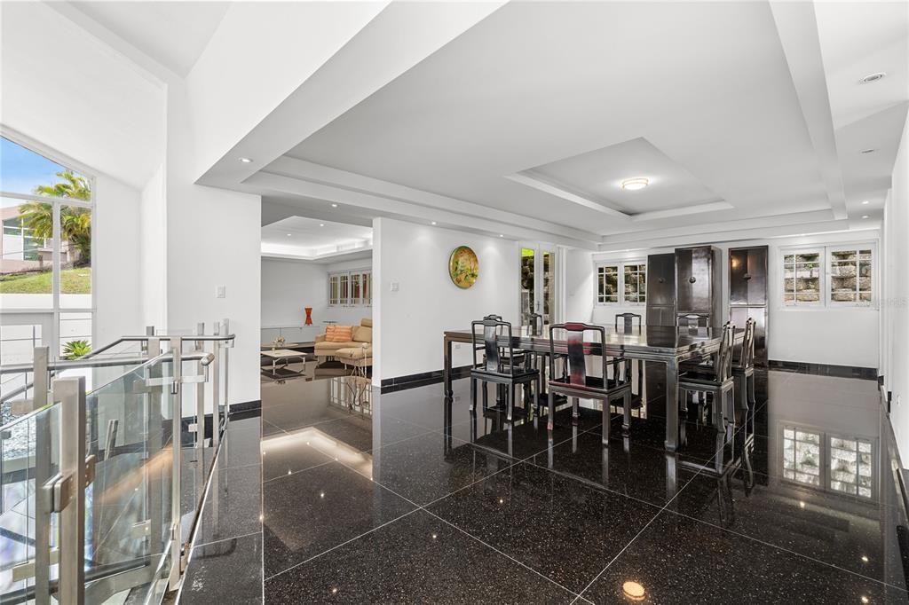 En Venta: $1,425,000 (5 camas, 4 baños, 4300 Pies cuadrados)