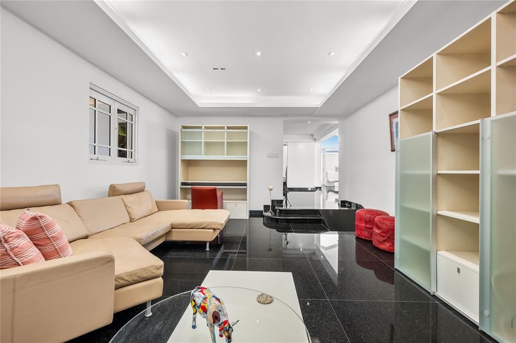 En Venta: $1,425,000 (5 camas, 4 baños, 4300 Pies cuadrados)