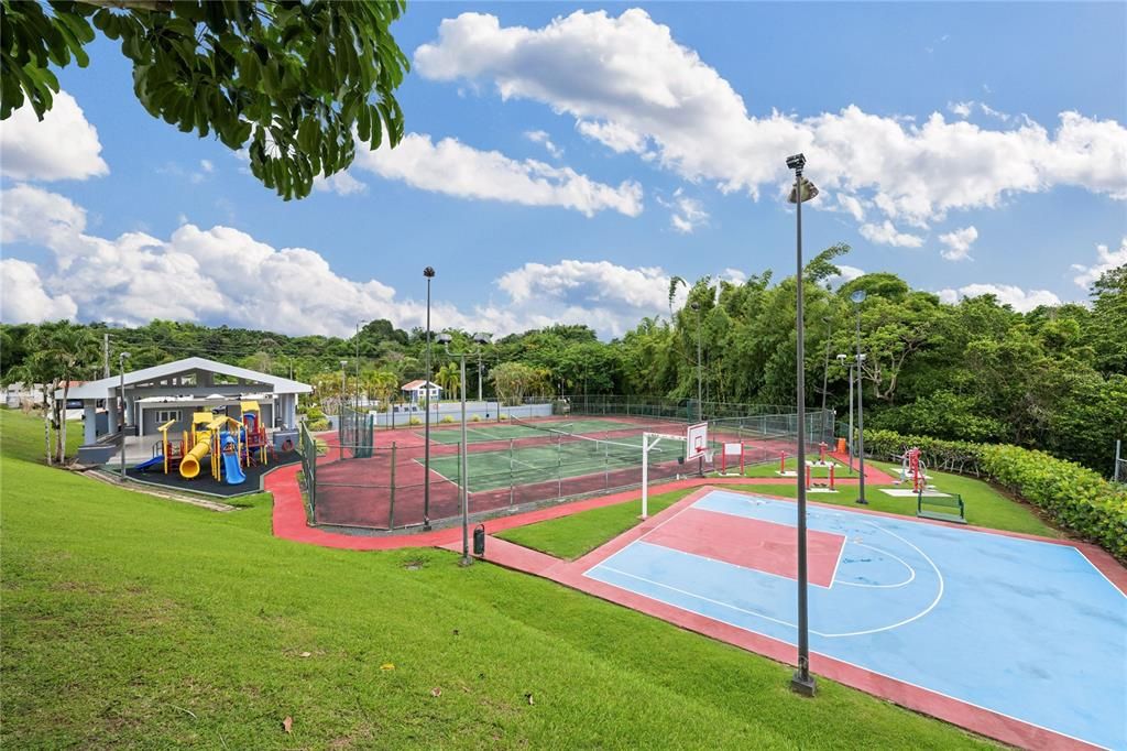 En Venta: $1,425,000 (5 camas, 4 baños, 4300 Pies cuadrados)