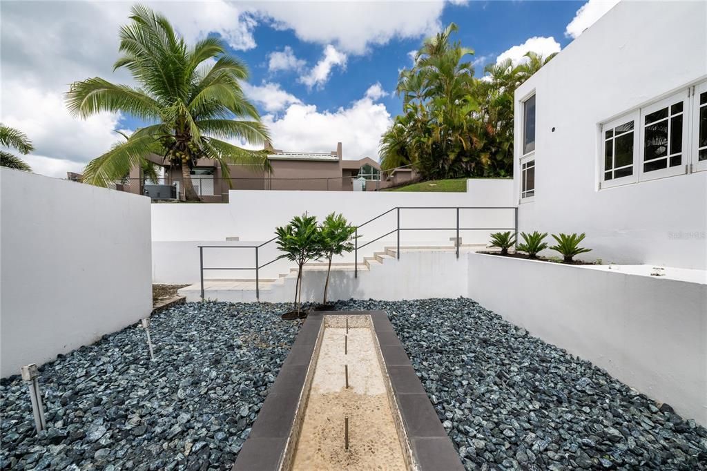 En Venta: $1,425,000 (5 camas, 4 baños, 4300 Pies cuadrados)