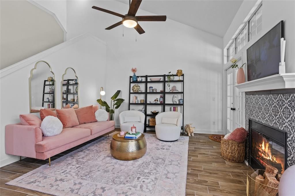 Под контрактом: $339,000 (3 спален, 2 ванн, 1384 Квадратных фут)