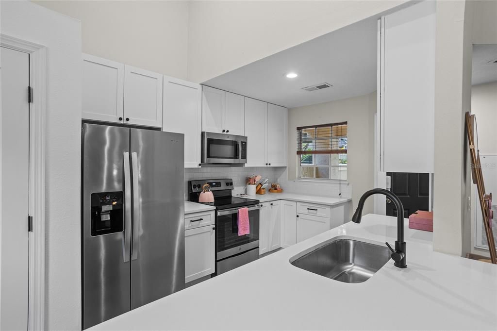 Под контрактом: $339,000 (3 спален, 2 ванн, 1384 Квадратных фут)