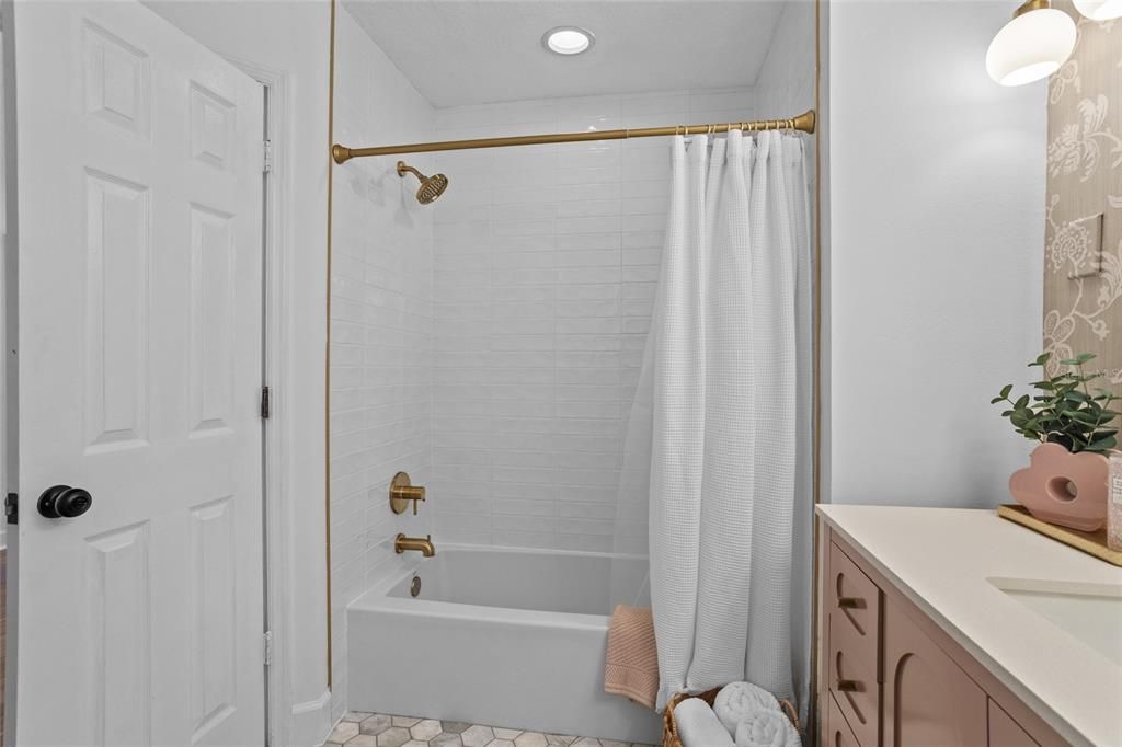 Под контрактом: $339,000 (3 спален, 2 ванн, 1384 Квадратных фут)