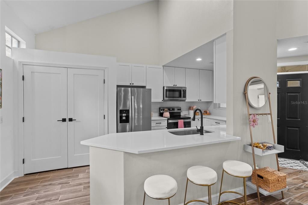 Под контрактом: $339,000 (3 спален, 2 ванн, 1384 Квадратных фут)