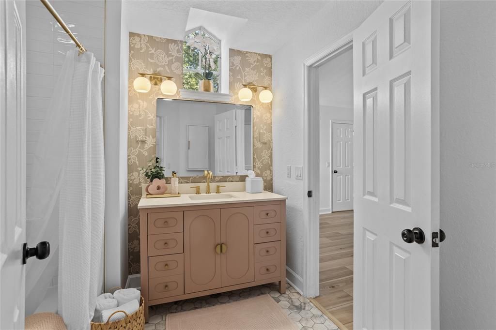 Под контрактом: $339,000 (3 спален, 2 ванн, 1384 Квадратных фут)