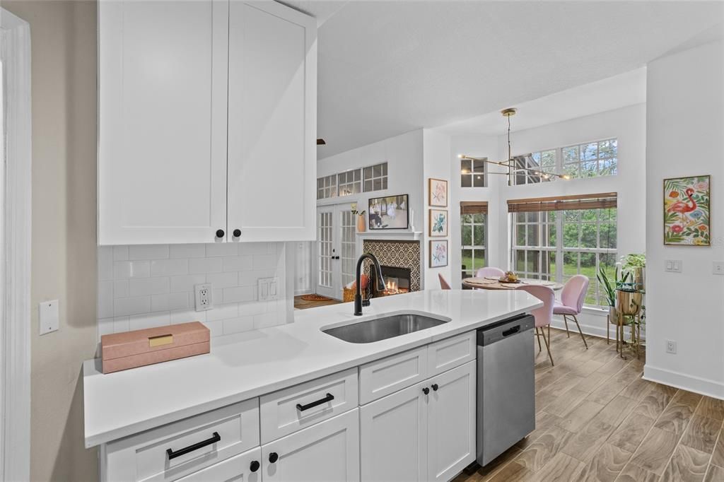 Под контрактом: $339,000 (3 спален, 2 ванн, 1384 Квадратных фут)