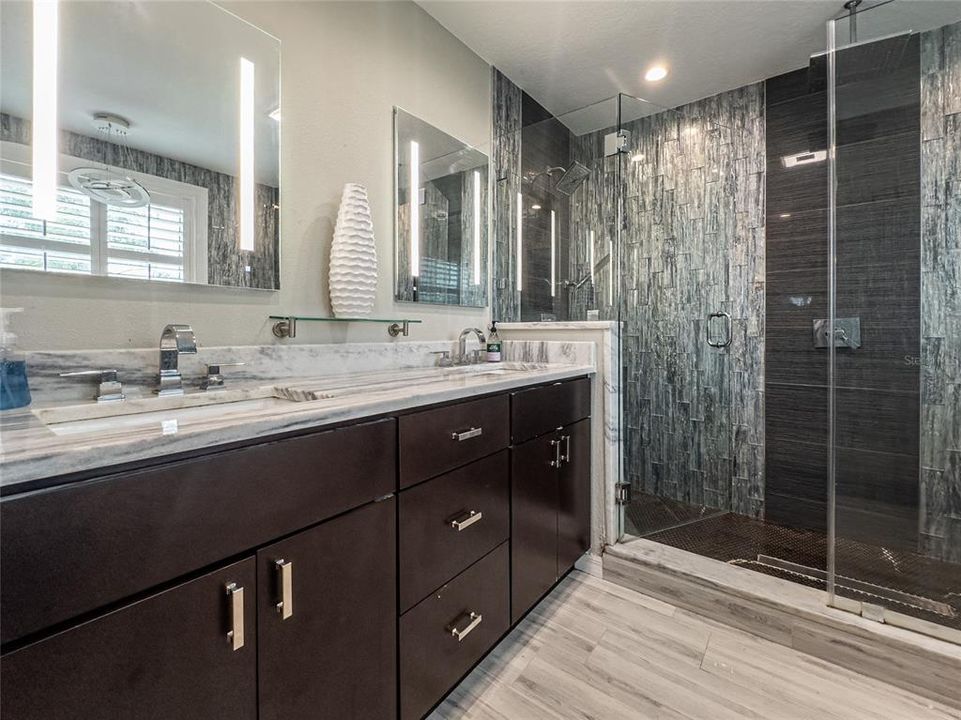 Activo con contrato: $770,000 (5 camas, 3 baños, 3238 Pies cuadrados)