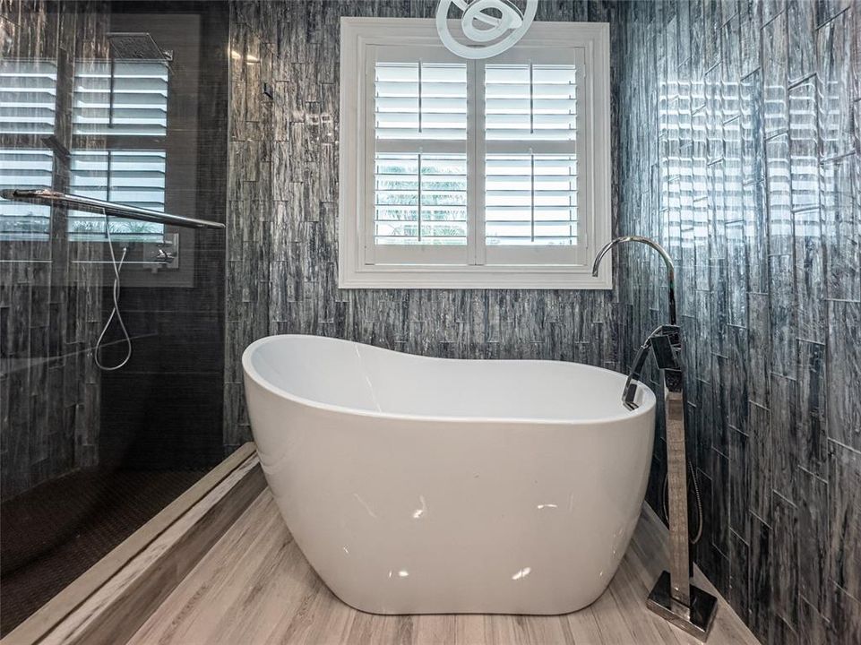 Activo con contrato: $770,000 (5 camas, 3 baños, 3238 Pies cuadrados)