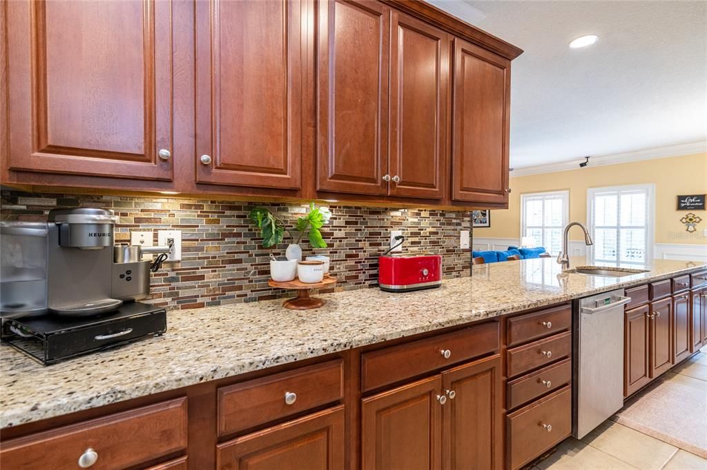 Activo con contrato: $770,000 (5 camas, 3 baños, 3238 Pies cuadrados)