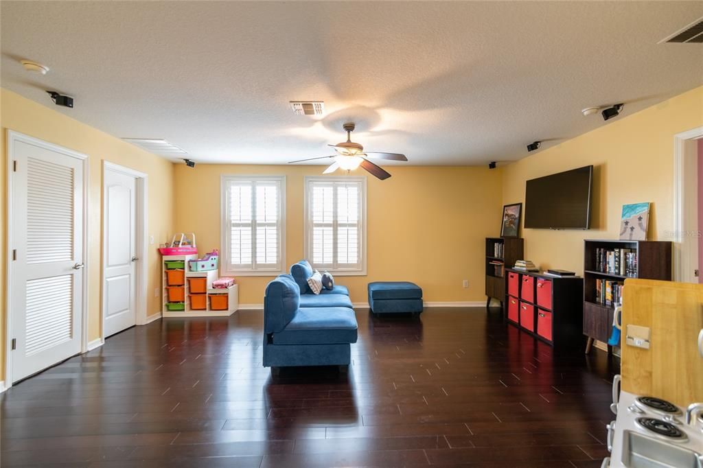 Activo con contrato: $770,000 (5 camas, 3 baños, 3238 Pies cuadrados)