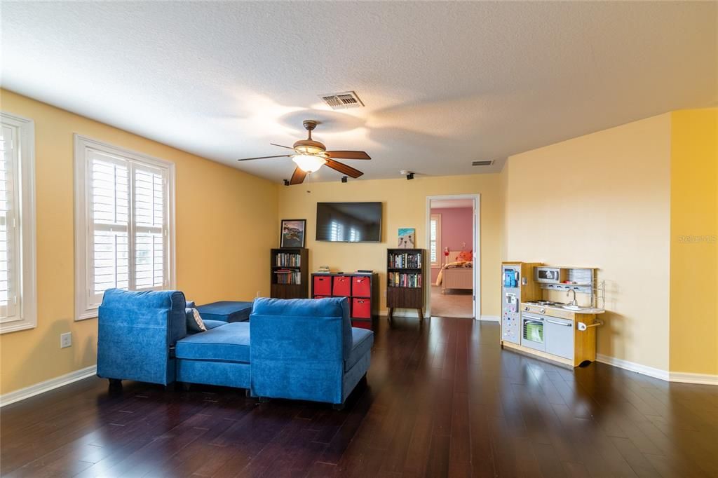 Activo con contrato: $770,000 (5 camas, 3 baños, 3238 Pies cuadrados)