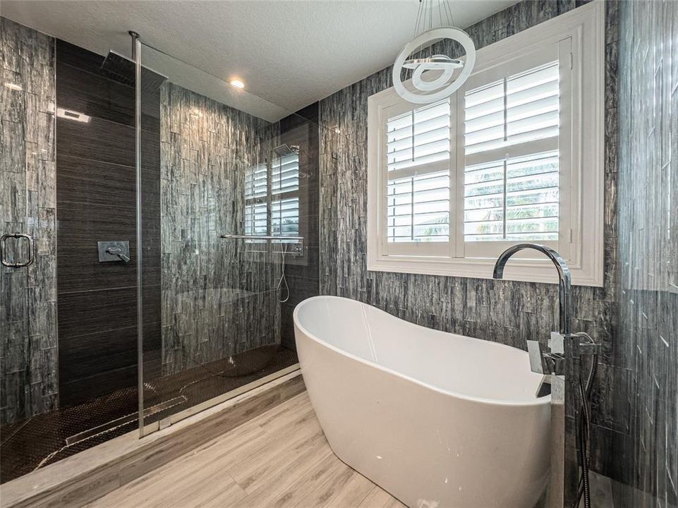 Activo con contrato: $770,000 (5 camas, 3 baños, 3238 Pies cuadrados)