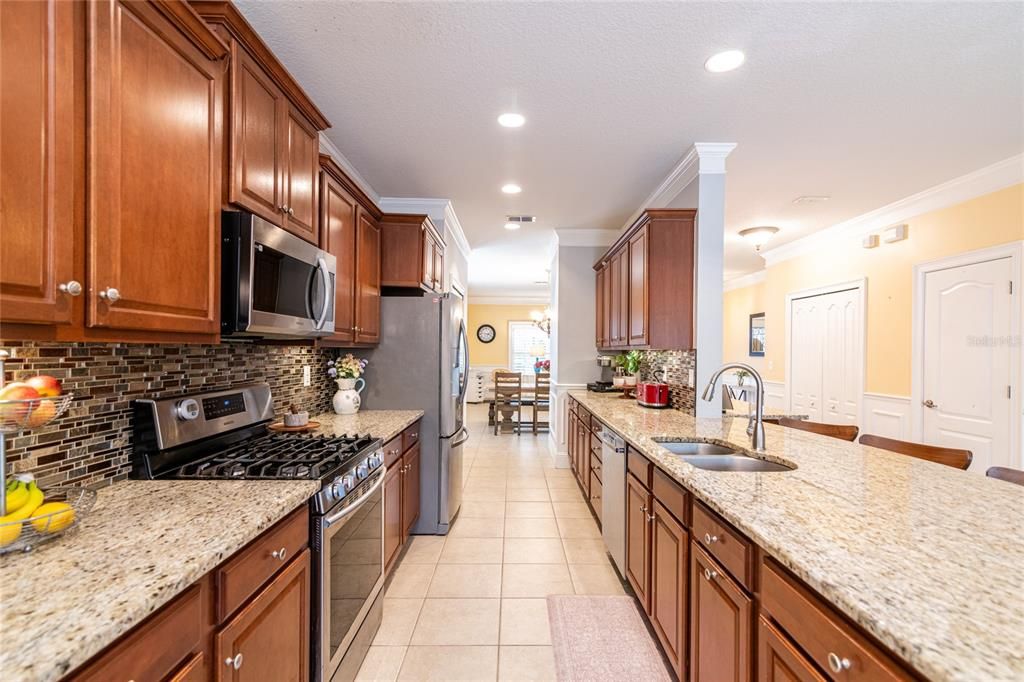 Activo con contrato: $770,000 (5 camas, 3 baños, 3238 Pies cuadrados)