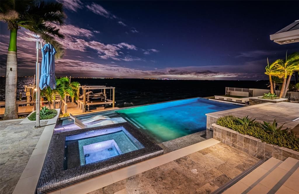 合同活跃: $3,599,000 (4 贝兹, 3 浴室, 3310 平方英尺)