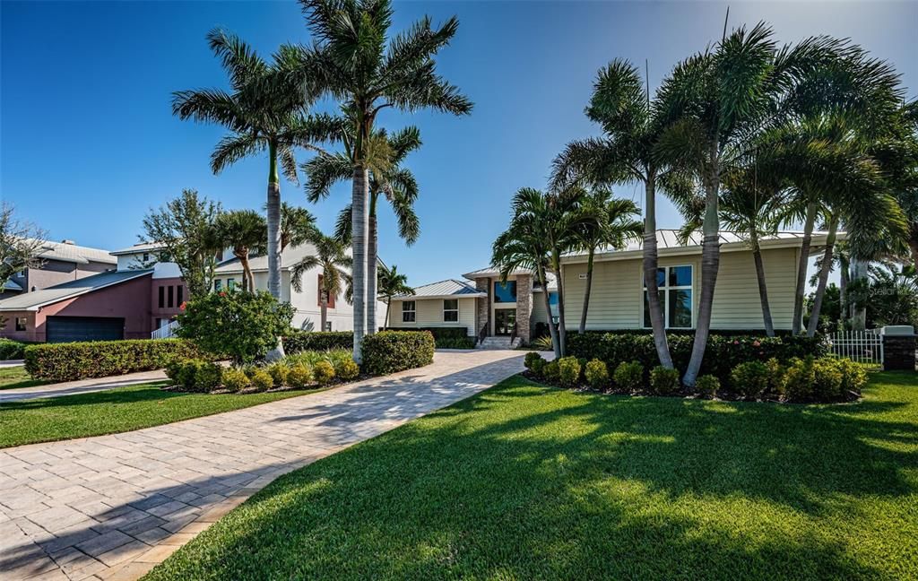 合同活跃: $3,599,000 (4 贝兹, 3 浴室, 3310 平方英尺)