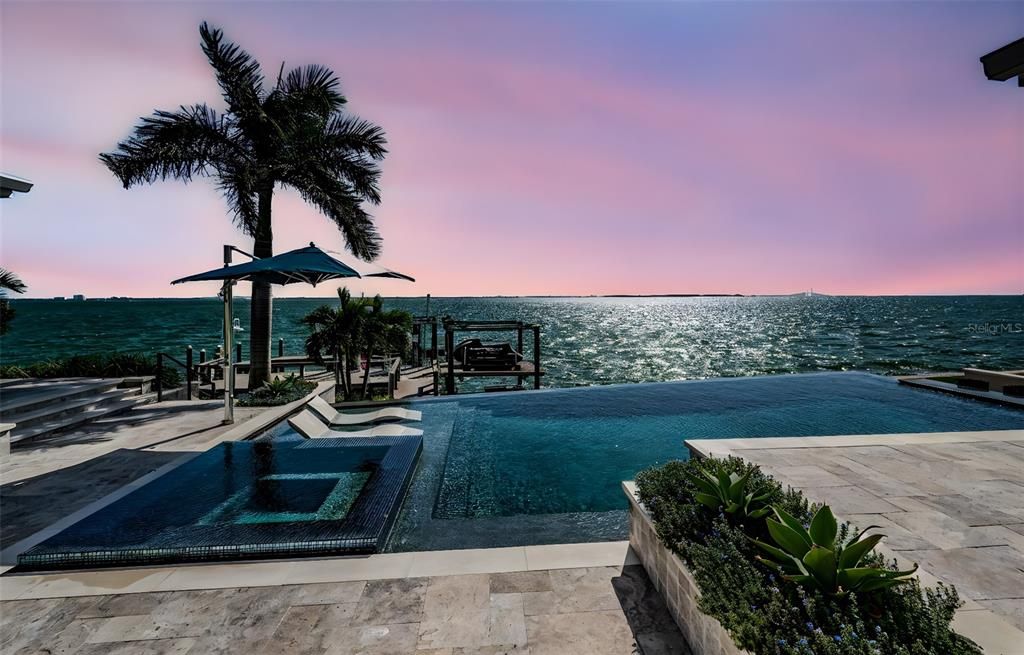 合同活跃: $3,599,000 (4 贝兹, 3 浴室, 3310 平方英尺)