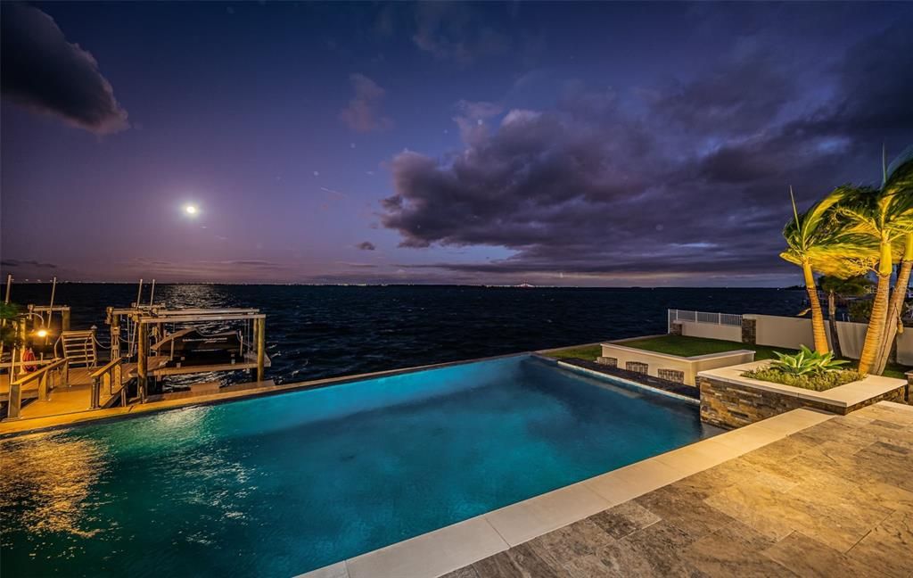 合同活跃: $3,599,000 (4 贝兹, 3 浴室, 3310 平方英尺)