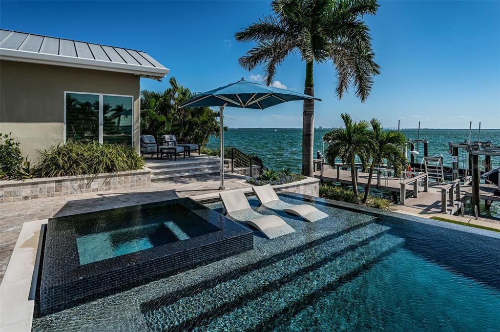 合同活跃: $3,599,000 (4 贝兹, 3 浴室, 3310 平方英尺)