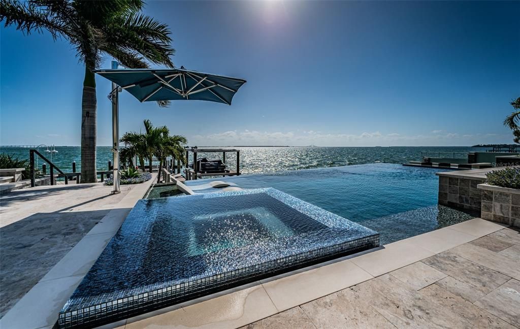 合同活跃: $3,599,000 (4 贝兹, 3 浴室, 3310 平方英尺)