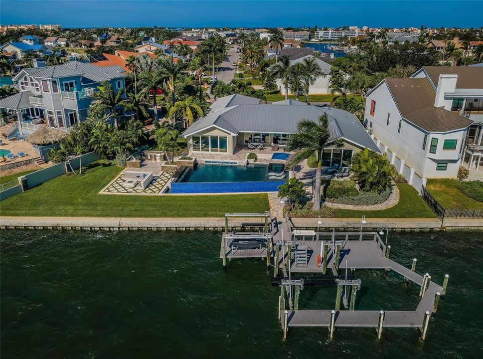 合同活跃: $3,599,000 (4 贝兹, 3 浴室, 3310 平方英尺)