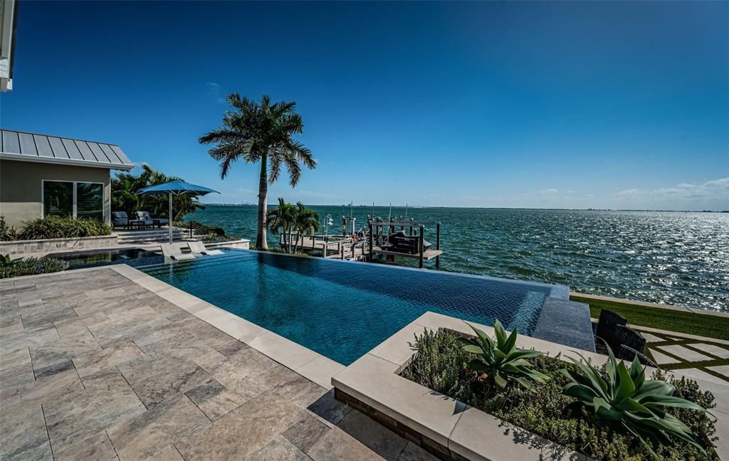 合同活跃: $3,599,000 (4 贝兹, 3 浴室, 3310 平方英尺)