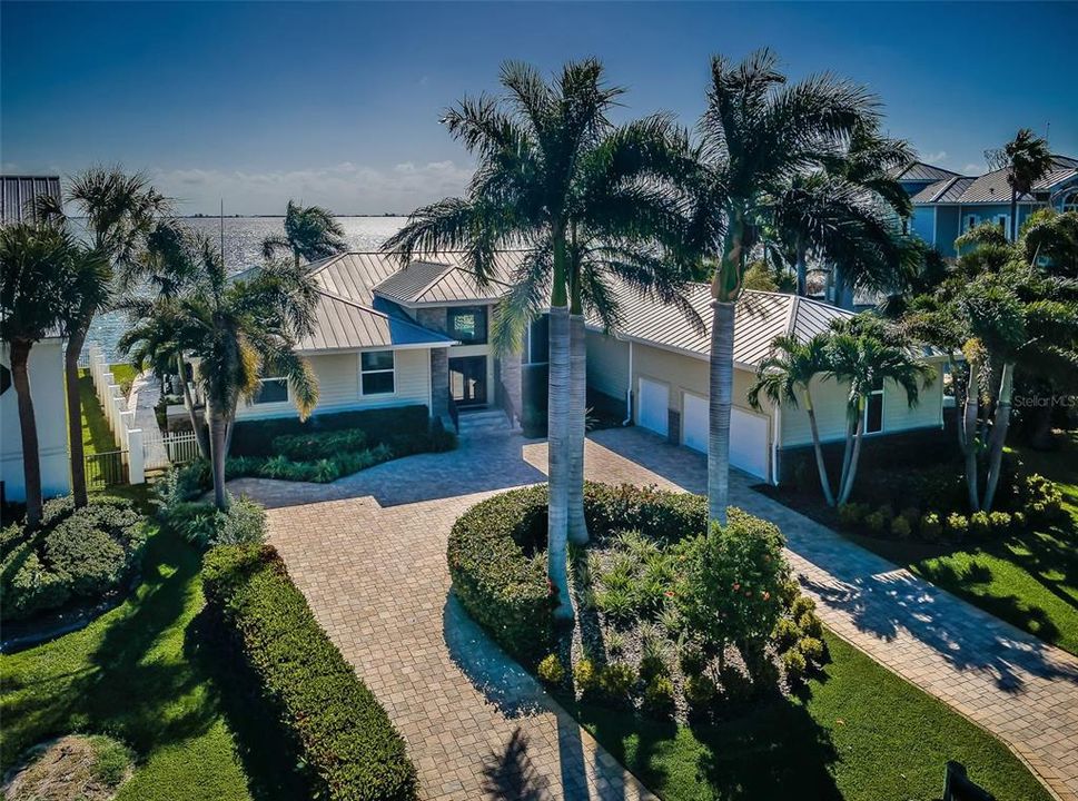 合同活跃: $3,599,000 (4 贝兹, 3 浴室, 3310 平方英尺)