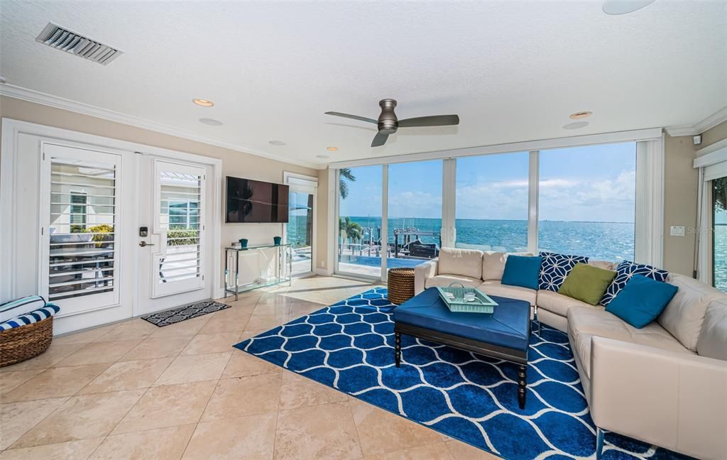 合同活跃: $3,599,000 (4 贝兹, 3 浴室, 3310 平方英尺)