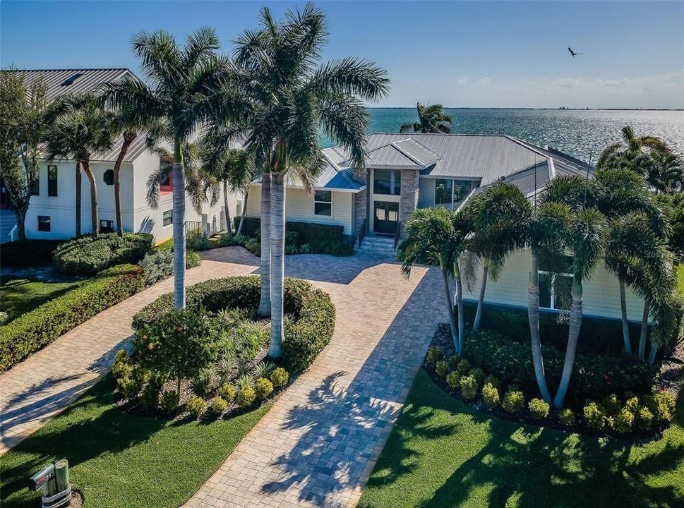 合同活跃: $3,599,000 (4 贝兹, 3 浴室, 3310 平方英尺)