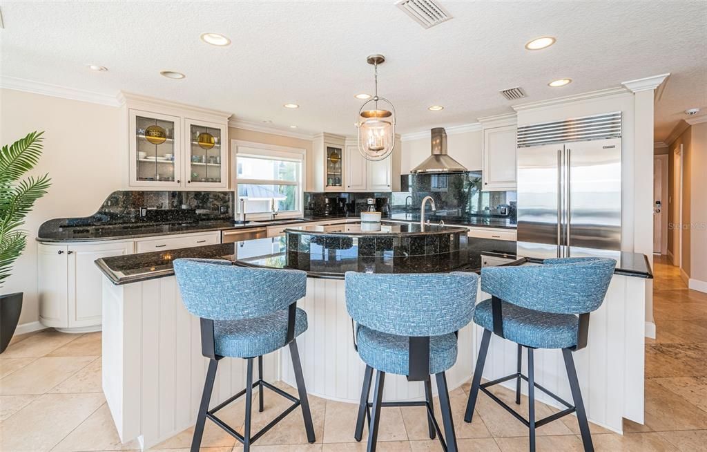 合同活跃: $3,599,000 (4 贝兹, 3 浴室, 3310 平方英尺)