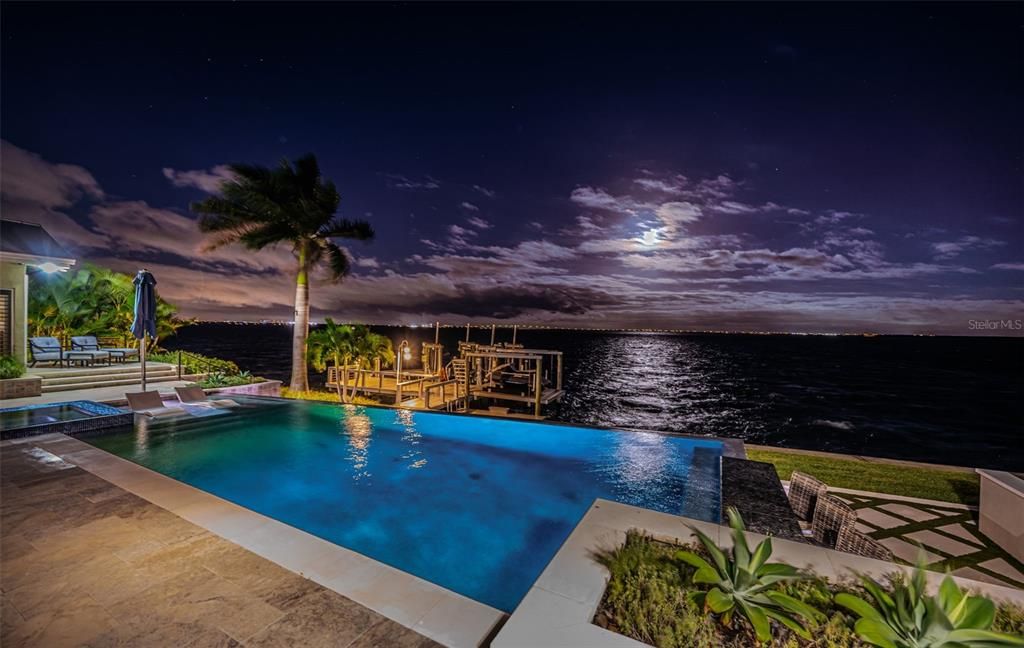 合同活跃: $3,599,000 (4 贝兹, 3 浴室, 3310 平方英尺)