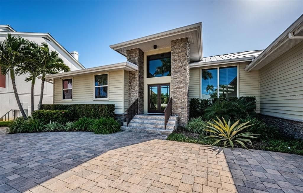 合同活跃: $3,599,000 (4 贝兹, 3 浴室, 3310 平方英尺)