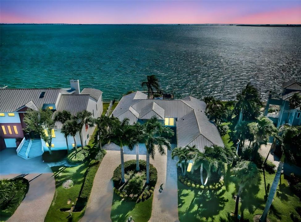 合同活跃: $3,599,000 (4 贝兹, 3 浴室, 3310 平方英尺)