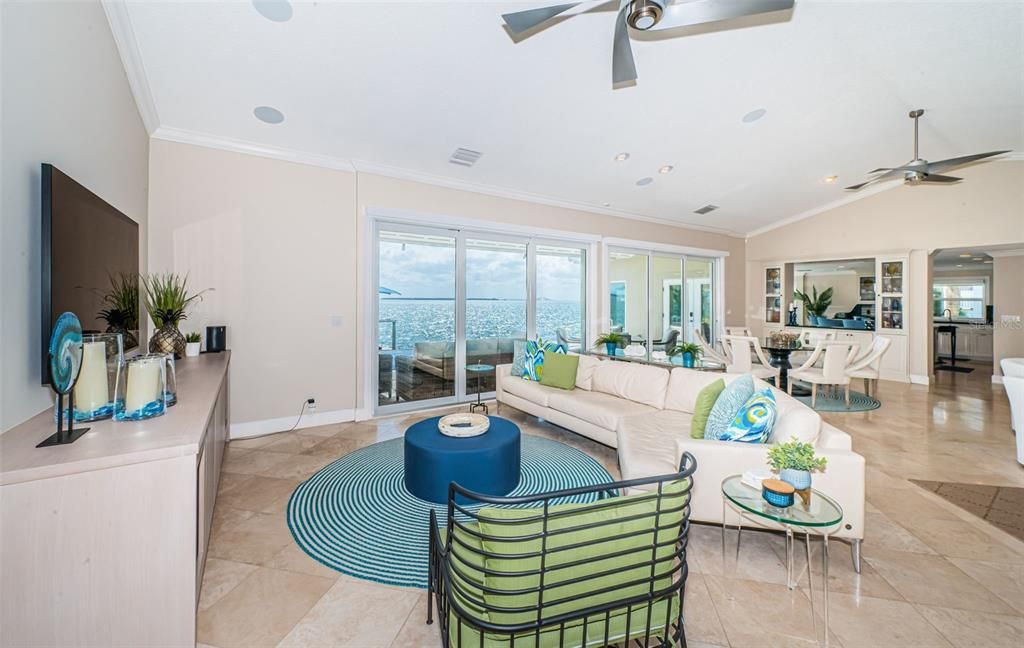 合同活跃: $3,599,000 (4 贝兹, 3 浴室, 3310 平方英尺)