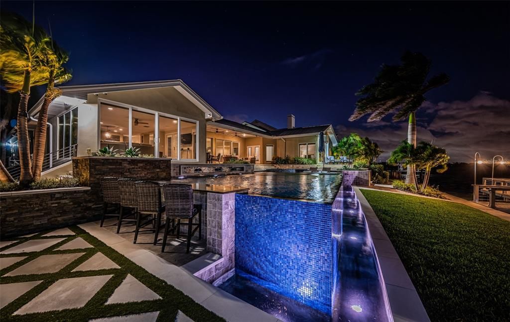 合同活跃: $3,599,000 (4 贝兹, 3 浴室, 3310 平方英尺)