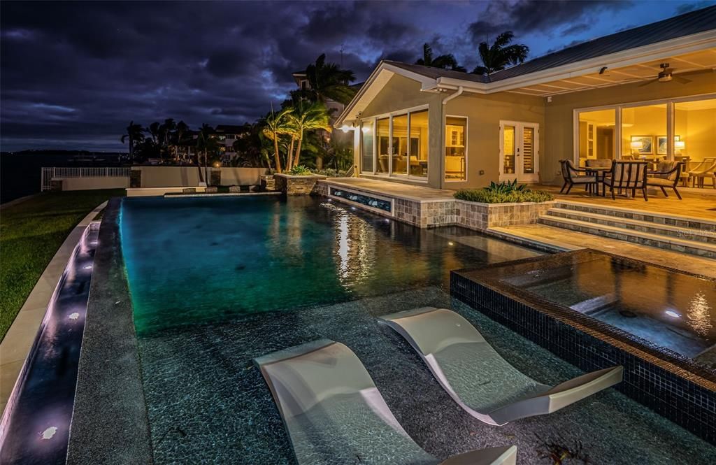 合同活跃: $3,599,000 (4 贝兹, 3 浴室, 3310 平方英尺)