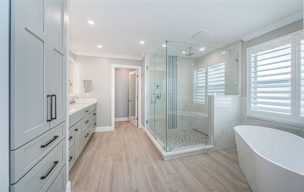 合同活跃: $3,599,000 (4 贝兹, 3 浴室, 3310 平方英尺)