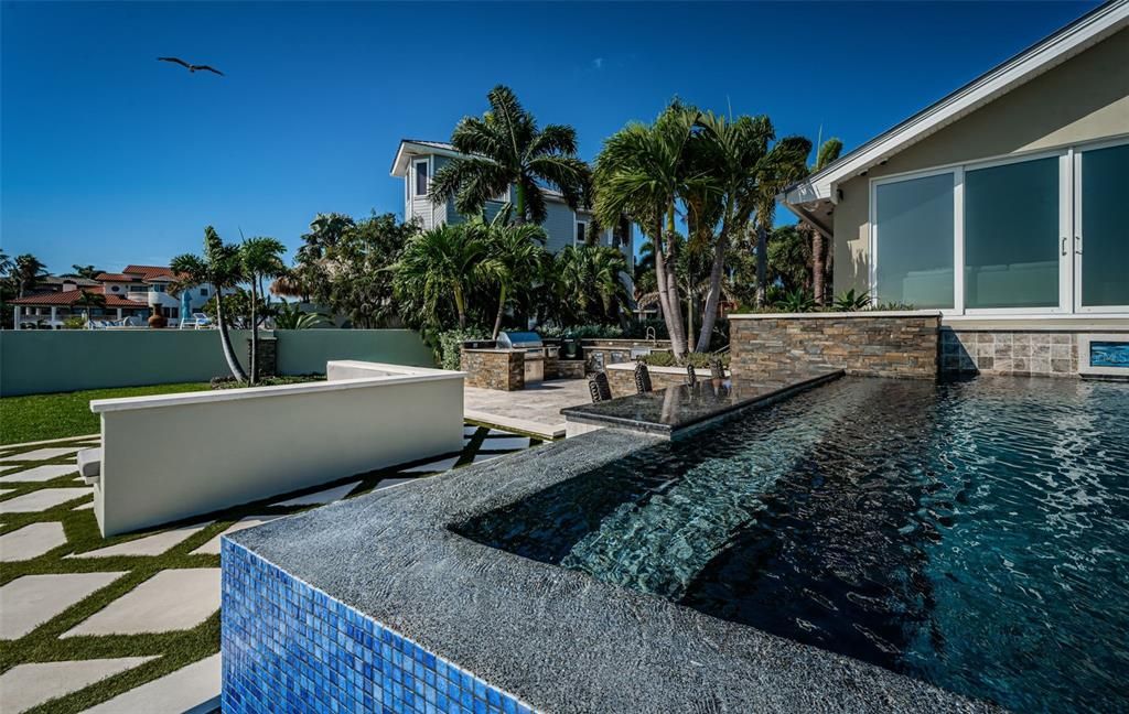 合同活跃: $3,599,000 (4 贝兹, 3 浴室, 3310 平方英尺)