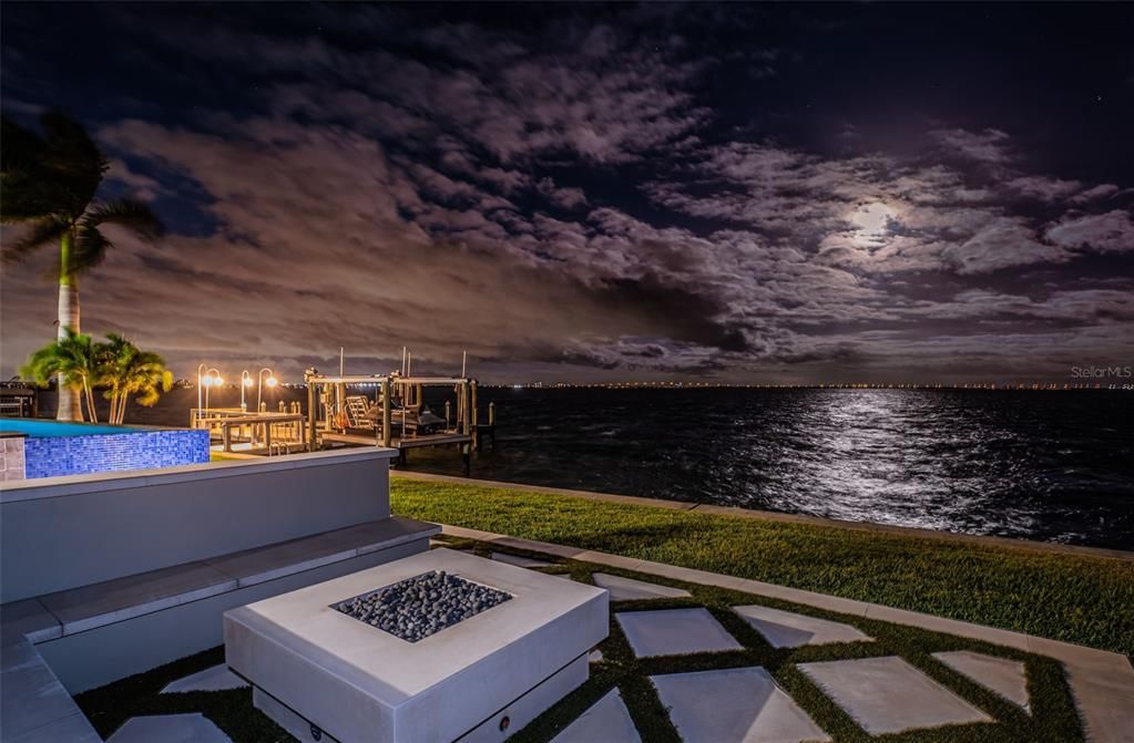 合同活跃: $3,599,000 (4 贝兹, 3 浴室, 3310 平方英尺)