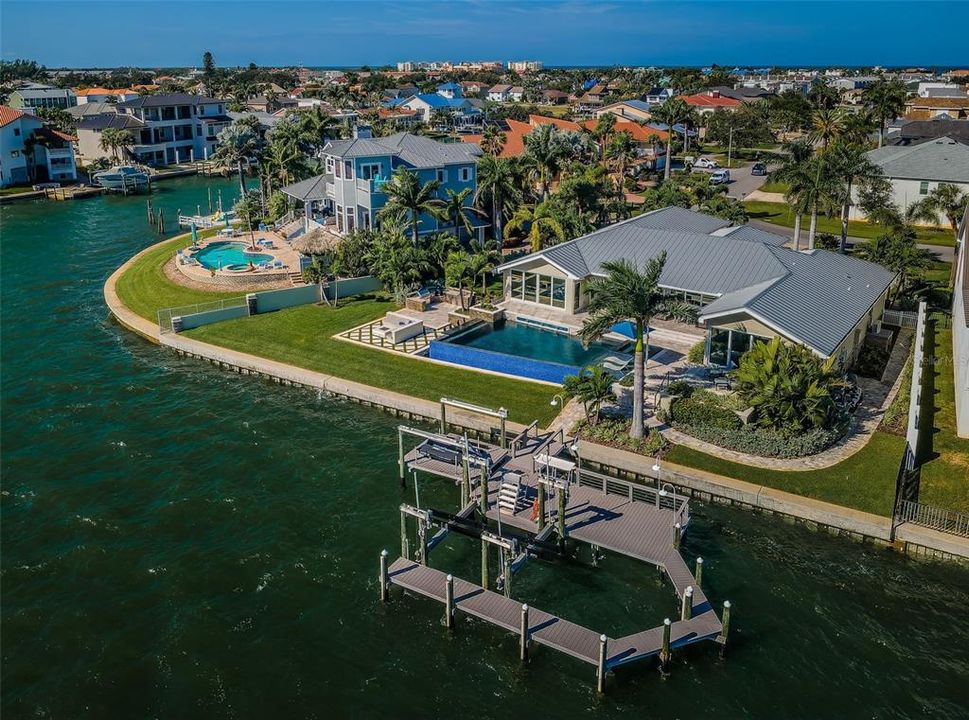 合同活跃: $3,599,000 (4 贝兹, 3 浴室, 3310 平方英尺)