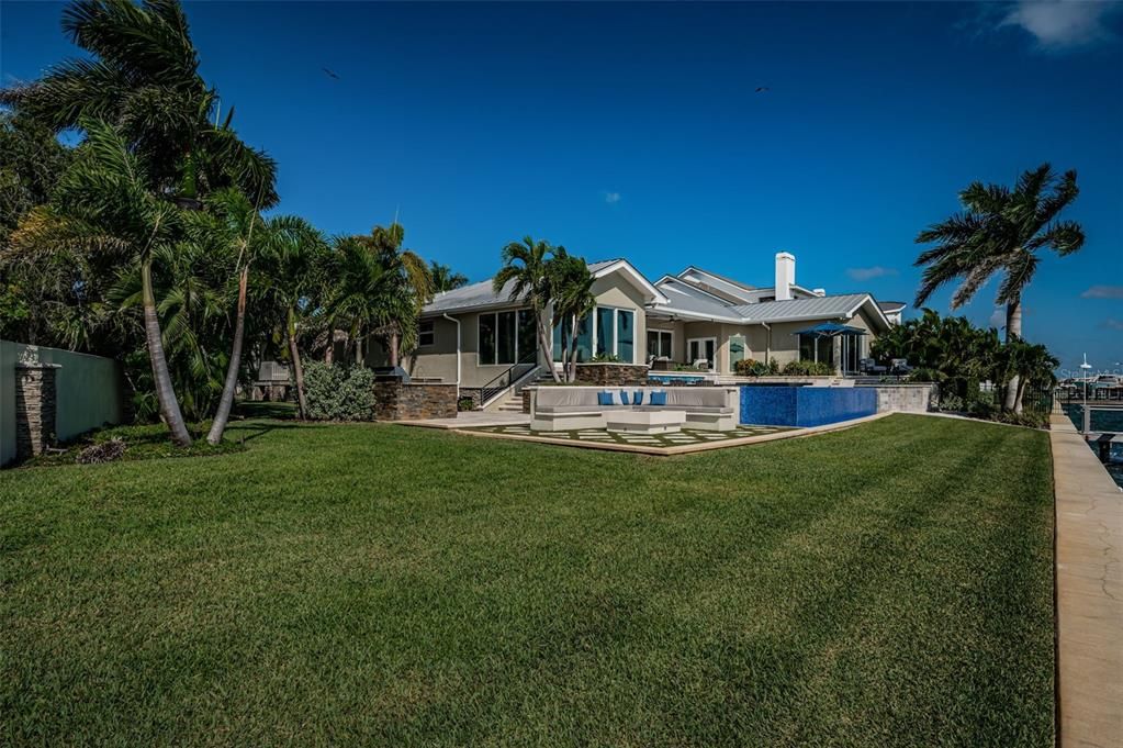 合同活跃: $3,599,000 (4 贝兹, 3 浴室, 3310 平方英尺)