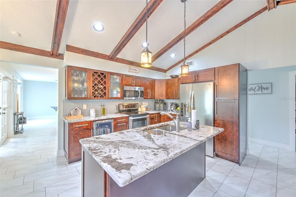 Activo con contrato: $489,000 (4 camas, 2 baños, 2110 Pies cuadrados)