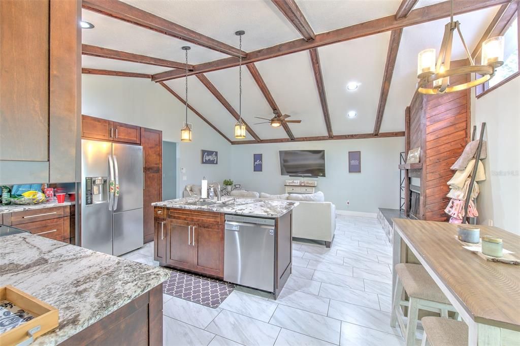 Activo con contrato: $489,000 (4 camas, 2 baños, 2110 Pies cuadrados)