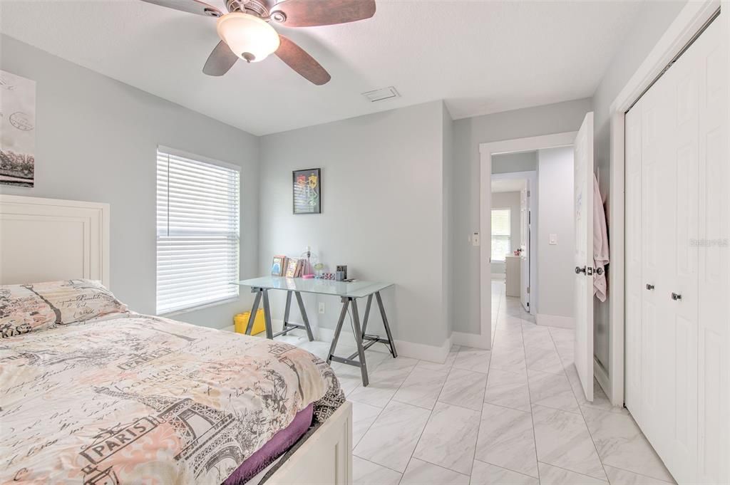 Activo con contrato: $489,000 (4 camas, 2 baños, 2110 Pies cuadrados)