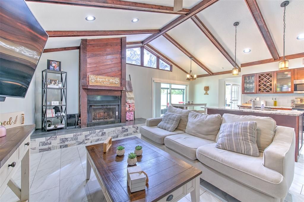 Activo con contrato: $489,000 (4 camas, 2 baños, 2110 Pies cuadrados)