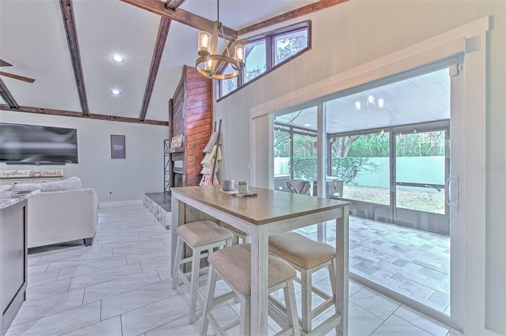 Activo con contrato: $489,000 (4 camas, 2 baños, 2110 Pies cuadrados)