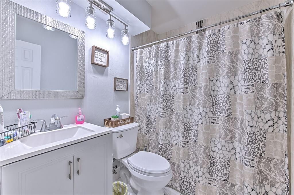 Activo con contrato: $489,000 (4 camas, 2 baños, 2110 Pies cuadrados)