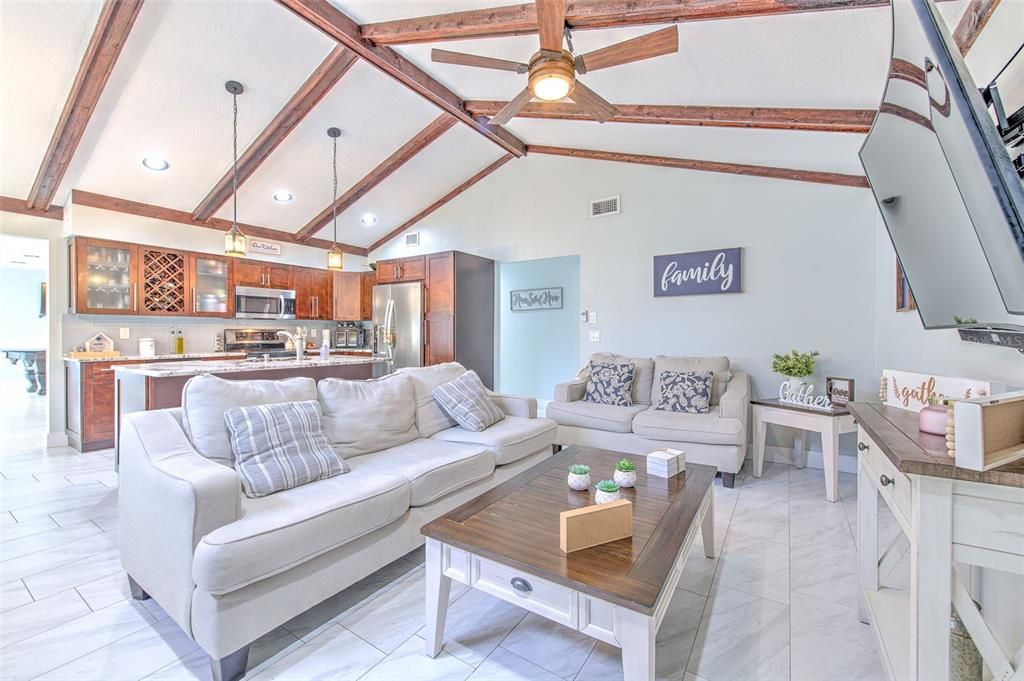 Activo con contrato: $489,000 (4 camas, 2 baños, 2110 Pies cuadrados)