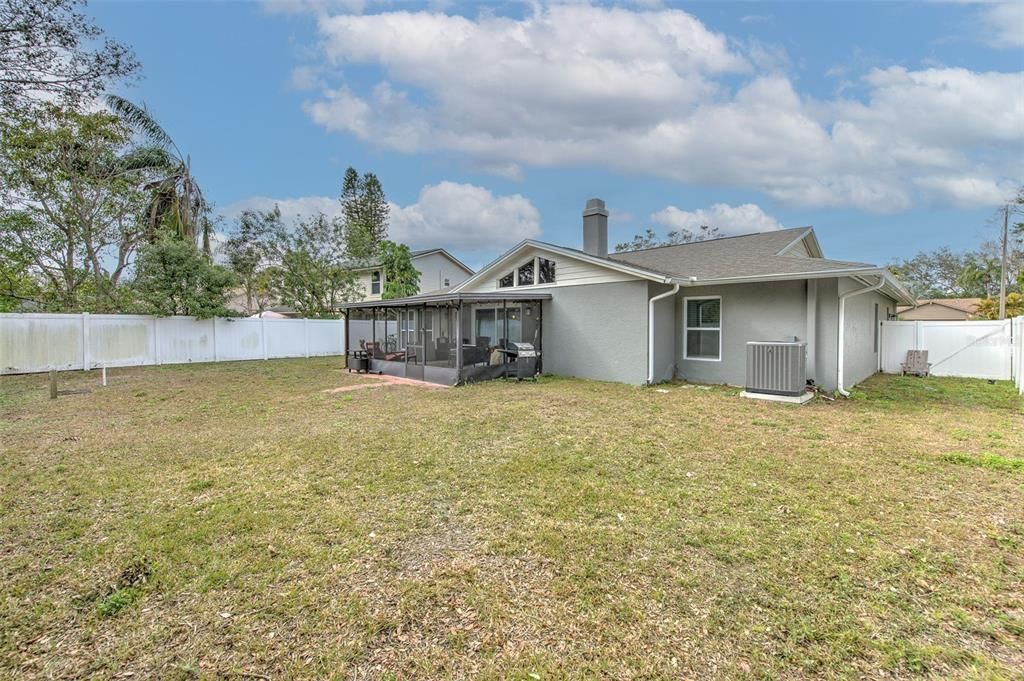 Activo con contrato: $489,000 (4 camas, 2 baños, 2110 Pies cuadrados)