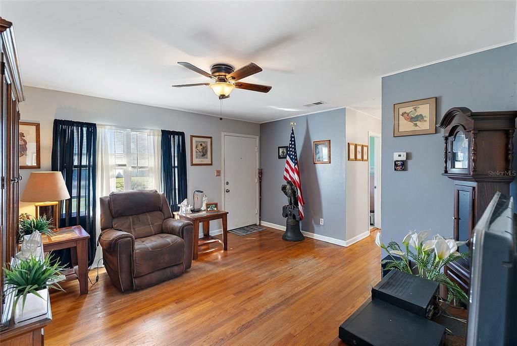 Active With Contract: $310,000 (3 beds, 1 baths, 816 Square Feet)